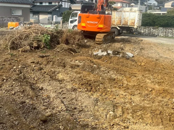 富山の株式会社エイキ　植栽と木造の解体工事　植栽根っこの積み込み中